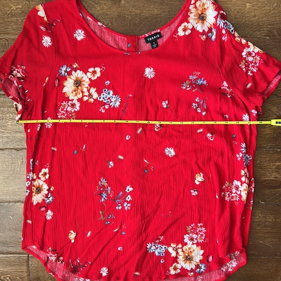 Torrid Abbey Red Floral Gauze Blouse size 1X - Picture 6 of 9
